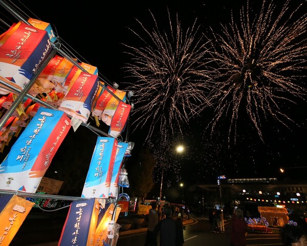  제16회 사천시농업한마당축제가 올해 대대적인 변화를 꾀한다. '사천농업인! 우주를 노래하다!'라는 주제로 열리는 이번 축제는 우주항공산업도시로 도약하고 있는 사천의 이미지에 농업 축제의 의미를 접목하고자 했다. 올해 축제는 11월 1일부터 3일까지 사천시청 노을광장 일원에서 펼쳐진다. 지난 축제 모습.