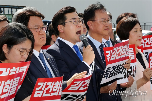 "김건희특별법 거부권 거부!" 더불어민주당, 조국혁신당, 기본소득당, 진보당, 사회민주당 등 야5당이 30일 오후 서울 용산구 대통령실 앞에서 '김건희특별법, 순직해병특검법, 지역사랑상품권법 거부권 규탄 긴급기자회견'을 하며 규탄 구호를 외치고 있다.

