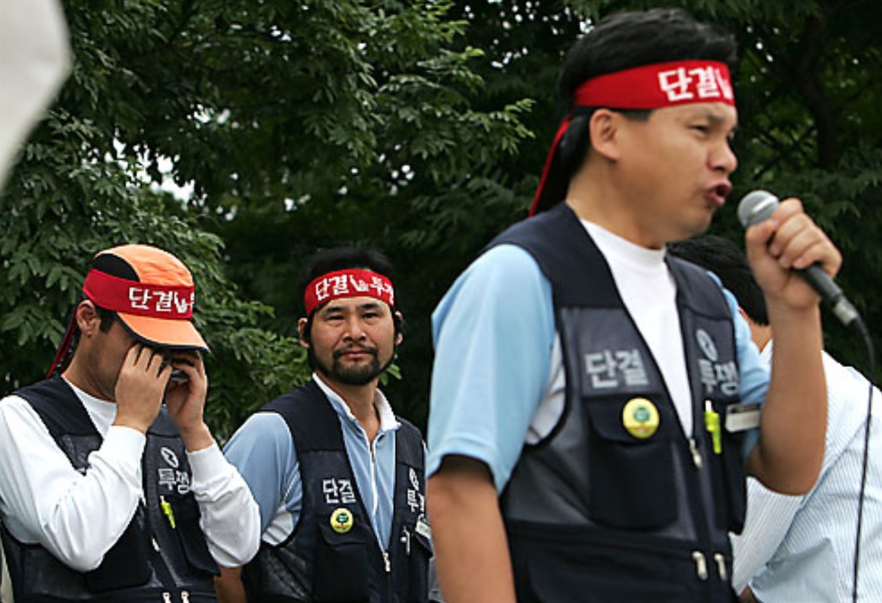  2006년 발전5사 통합, 발전공사 설립 요구 파업투쟁을 벌이는 이준상 위원장의 모습 