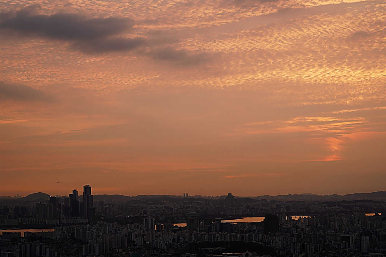  남산타워 옆 사랑의 열쇠가 달려 있는 곳, 이 곳에서 노을을 보다. 서쪽 하늘이 붉게 물들었다. 왼쪽 아래에는 인천공항으로 가는 여객기가 보인다. 여객기에서 바라보는 노을은 얼마나 아름다울까.