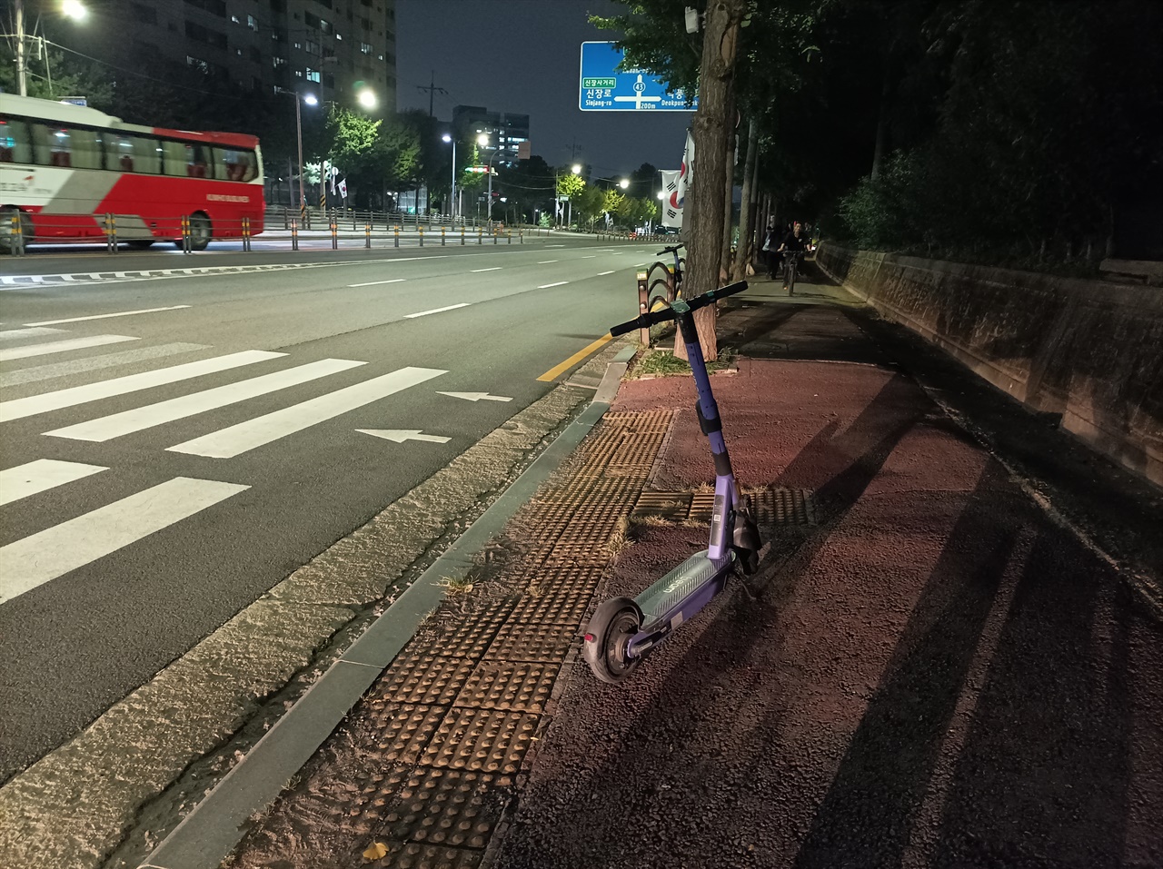 횡단보도 한 가운데에 떡하니 세워진 전동킥보드. 횡단보도를 오가는 사람들의 불편함을 야기한다. 보행이 적은 곳에 주차하는 도덕과 미덕이 아쉽다.