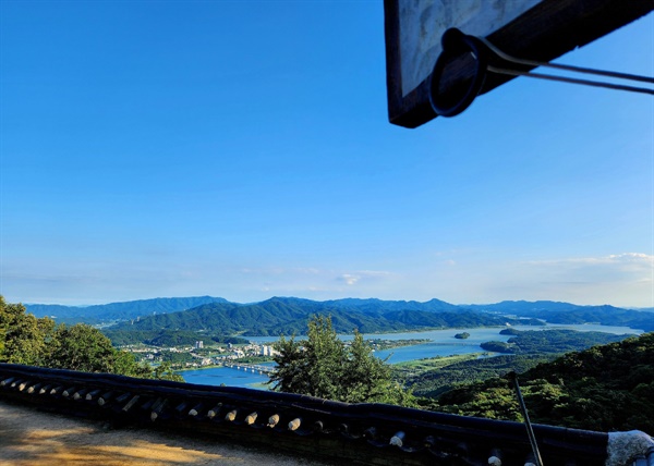  운길산 수종사에서 바라본 다산의 고향 마을. 다산은 ‘운길산 수종사는 그 옛날 우리 집의 정원이었네(水鍾山昔作吾園), 생각만 나면 훌쩍 가서 절 문에 당도했네(意到翩然卽寺門)’라고 읊기도 했다. (올해 9월 15일 산행 때 촬영)