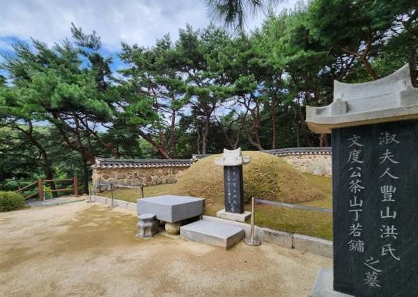  생가 뒷산에 있는 정약용의 묘소. 비석에 ‘문도공(文度公) 다산 정약용의 묘’라 적혀 있다. 아내인 풍산 홍씨와 함께 잠들어 있다. (올해 9월 15일 방문 때 촬영)