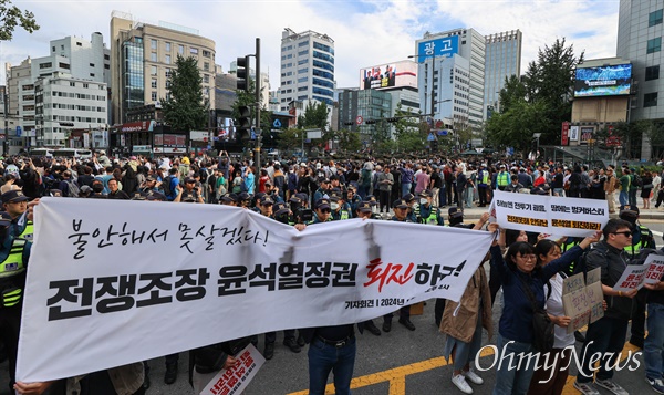  1일 오후 건군 76주년 국군의 날 시가행진이 열리는 서울시청앞에서 자주통일평화연대 회원들이 ‘전쟁반대 항의행동과 기자회견’을 시도하고 있다.