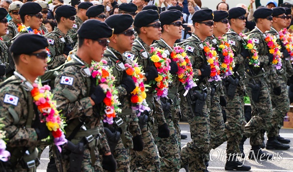  건군 76주년 국군의 날 시가행진이 1일 오후 서울 숭례문에서 광화문 구간 세종대로에서 열렸다.