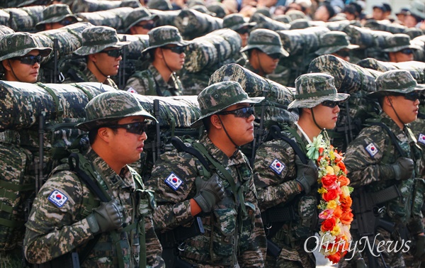  건군 76주년 국군의 날 시가행진이 1일 오후 서울 숭례문에서 광화문 구간 세종대로에서 열렸다.