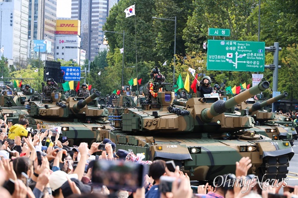  건군 76주년 국군의 날 시가행진이 1일 오후 서울 숭례문에서 광화문 구간 세종대로에서 열렸다.