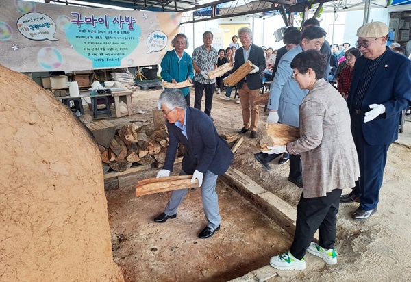 장작불 지피기 퍼포먼스 경남 고성군 구만면 수로요 보천도예창조학교에서 9월 30일 오후 '제4회 구마이사발 문화축제'가 열렸다. 사진은 개회식에서 장작을 가마에 넣어 불을 지피는 퍼포먼스를 하고 있다.