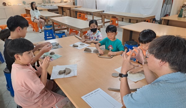 도자기 체험 경남 고성군 구만면 수로요 보천도예창조학교에서 9월 30일 오후 '제4회 구마이사발 문화축제'가 열렸다. 사진은 어린이들이 간단한 도자기 만들기 체험을 하고 있다.