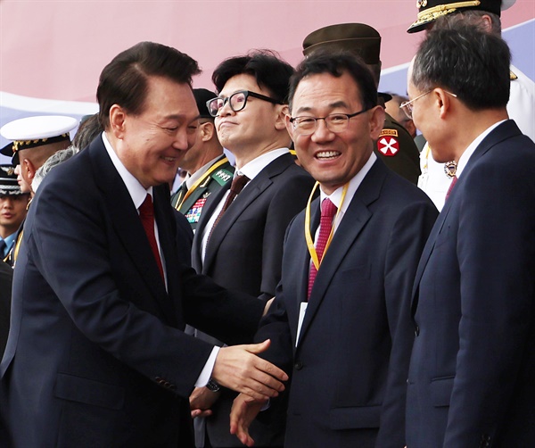  윤석열 대통령이 1일 성남 서울공항에서 열린 건군 76주년 국군의날 기념식을 마치고 퇴장하며 국민의힘 한동훈 대표, 주호영 국회 부의장, 추경호 원내대표 등과 인사하고 있다.