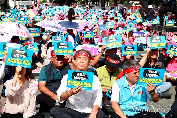  9월 28일 경남도청 앞 도로에서 열린 "윤석열 퇴진 경남 민중대회" 참석자들이 "거부권 남발하는 윤석열 퇴진"이라고 쓴 손팻말을 들어 보이고 있다.