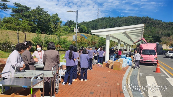  칠곡경북대병원 간호사들이 2일 천사데이(10월 4일)를 앞두고 커피와 음료수 등을 나누며 더욱 분발할 것을 다짐했다.