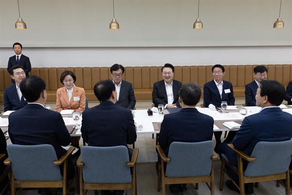 윤석열 대통령, 국민의힘 원내지도부 초청 만찬  윤석열 대통령이 2일 서울 용산 대통령실 앞 파인그라스에서 열린 국민의힘 원내지도부 초청 만찬에서 참석자들과 인사하고 있다. 2024.10.2(대통령실 제공)