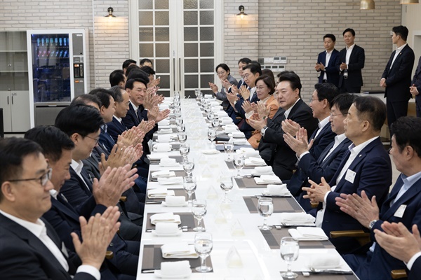 윤석열 대통령, 국민의힘 원내지도부 초청 만찬  윤석열 대통령이 2일 서울 용산 대통령실 앞 파인그라스에서 열린 국민의힘 원내지도부 초청 만찬에서 참석자들과 인사하고 있다. 2024.10.2(대통령실 제공)