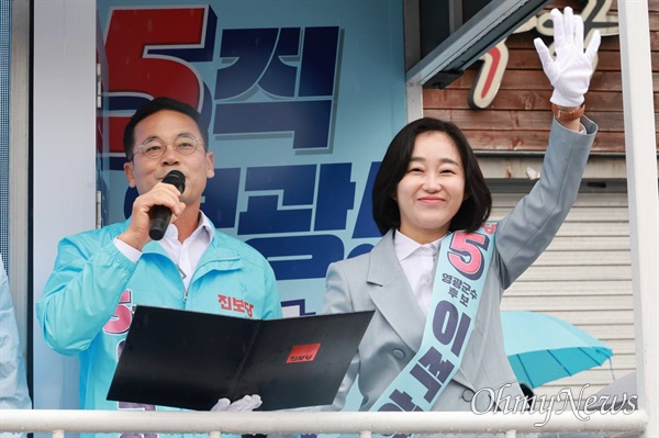  10·16 전남 영광군수 재선거 공식 선거 운동 첫날인 3일 진보당 이석하 후보가 영광읍에서 열린 출정식에서 연설하고 있다. 오른쪽은 김재연 진보당 상임대표. 2024. 10. 3