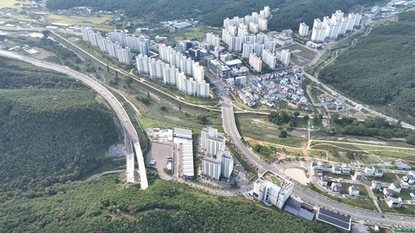  가운데 동하천 주변에 많은 아파트들이 들어선 택지인 연경지구