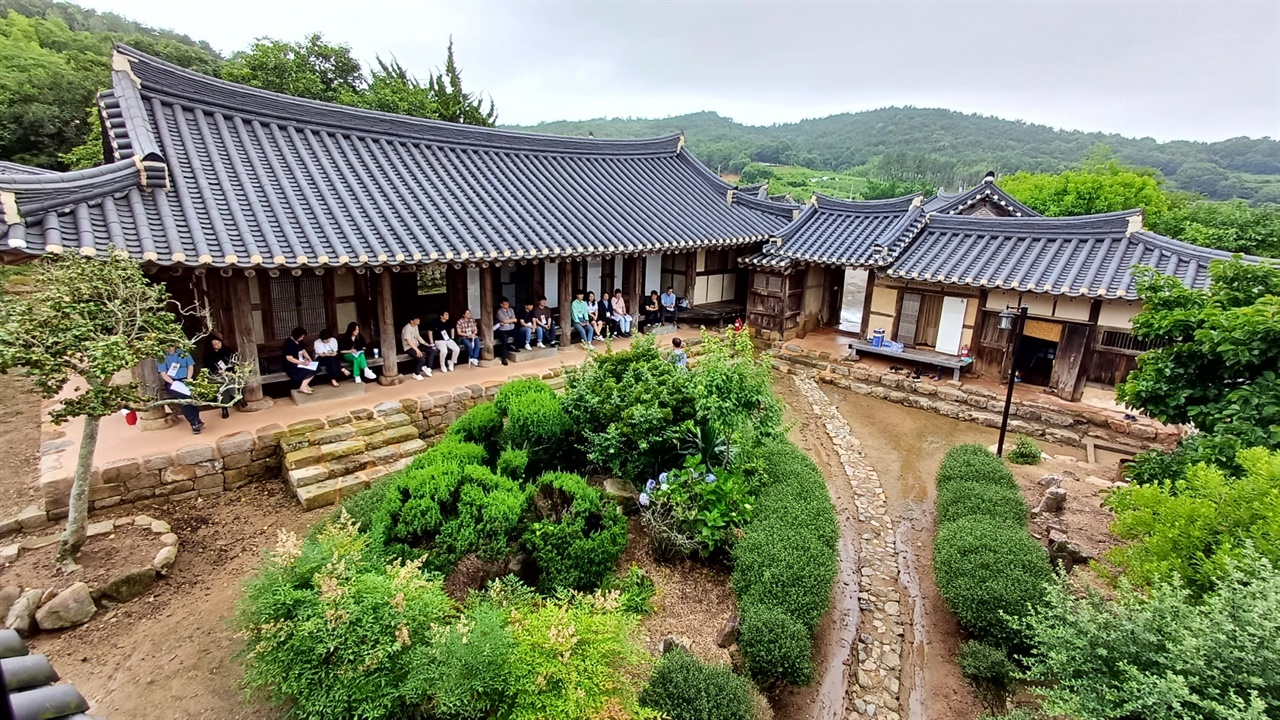  삼효문에서 내려다 본 매간당 고택 사랑채. 매간당(梅澗堂), 익수재(益壽齋), 구간재(龜澗齋) 3개의 현판이 걸려 있다.