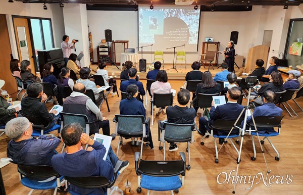  3일 저녁 진주문고 여서재에서 열린 고 허수경 시인 6주기 추모식.