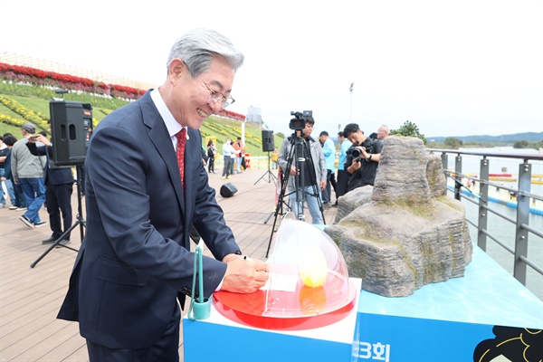  의령 솥바위 찾은 사람들. 오태완 의령군수.