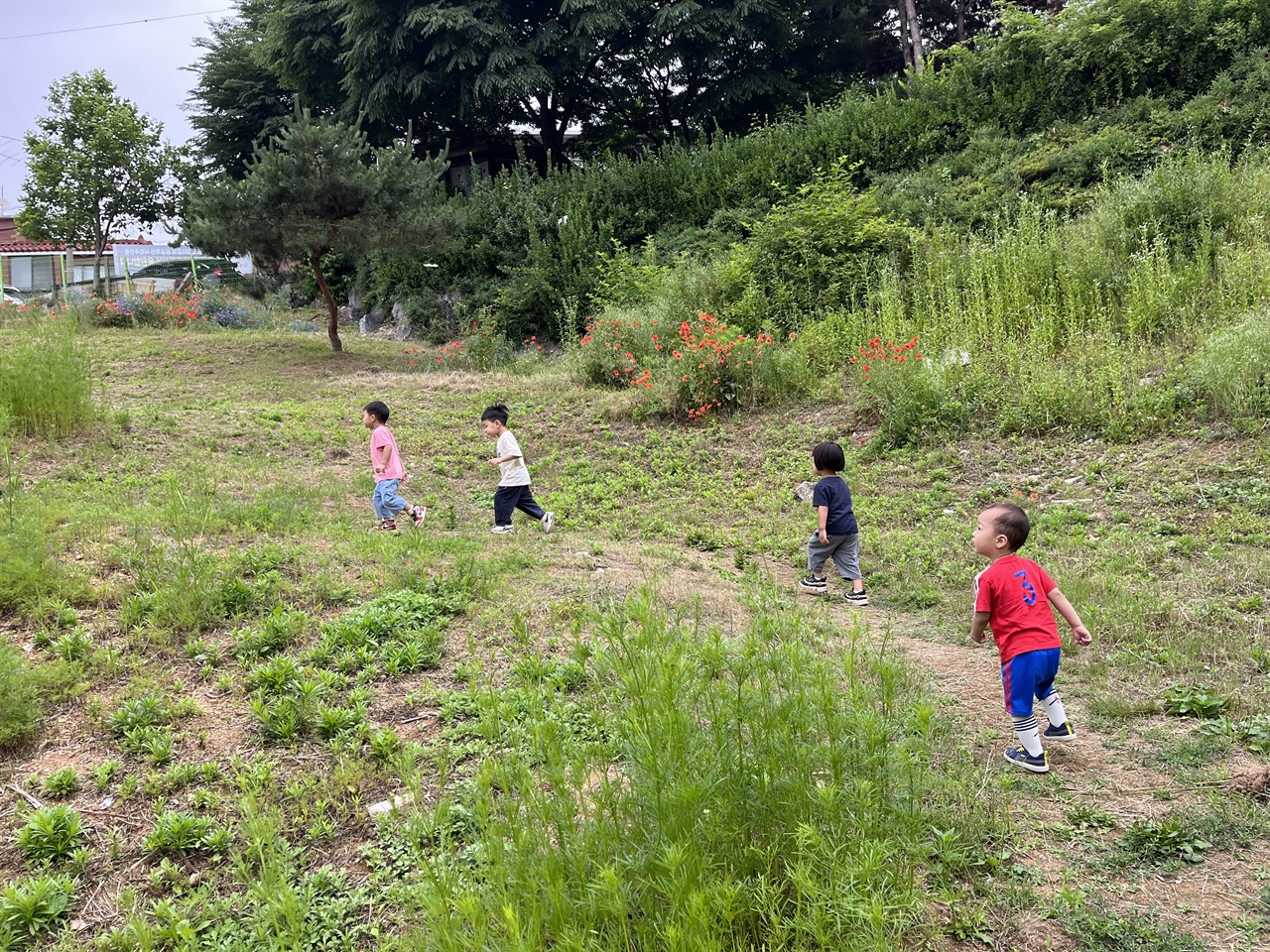 함께 뛰어노는 아이들 아이들이 겪을 수많은 역할 갈등을 무사히 지나갈 수 있도록 도와주는 사람들이 가까이에 있으면 좋겠다.