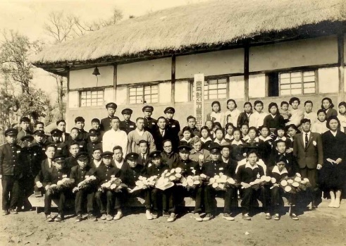 제2회 졸업식 호죽헌신고등공민학교 제2회 졸업식. 미국 선교사, 옥산면장, 우체국장 등이 참석했다.