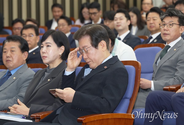  이재명 더불어민주당 대표가 4일 오전 서울 여의도 국회에서 열린 의원총회에 참석해 있다. 오른쪽 뒤는 진성준 정책위의장. 