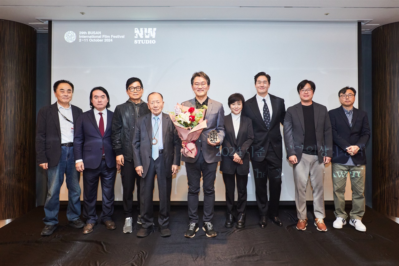  3일 저녁 부산 파라다이스호텔에서 열린 이춘연상 시상식. 수상자 박관수 프로듀서와 심사위원 및 후원사 넥스트월드 대표