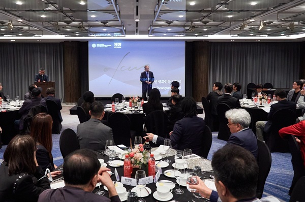  3일 저녁 부산 파라다이스 호텔에서 열린 이춘연 영화인상 시상식에서 인사말 전하는 김동호 전 부산영화제 이사장