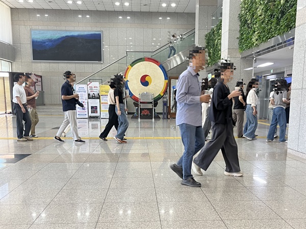  9월 23일 안양시청 로비. 대부분 일회용컵을 가지고 입장하고 있다.