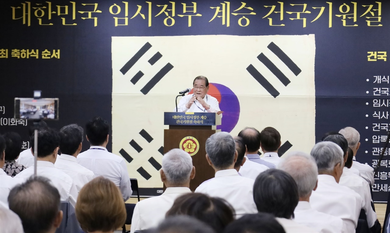  이종찬 광복회장은 ‘대한민국 임시정부 계승 건국기원절 축하식’에서 대한민국의 자주성을 강조하며, 이스라엘과 프랑스의 사례를 들어 자주적인 군사 정체성을 확립할 것을 역설했다.