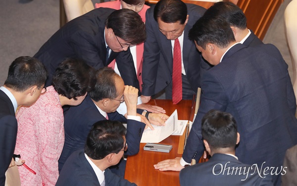 이탈 표 나온 국민의힘 윤석열 대통령의 재의 요구로 국회로 돌아온 '김건희 특검법'이 4일 오후 국회 본회의에서 재표결에 부쳐진 결과 부결됐으나, '부결'을 당론으로 확정한 국민의힘에서도 최대 4표의 이탈 표가 나온 것으로 나오자 추경호 원내대표를 비롯한 국민의힘 원내지도부가 굳은 표정으로 논의하고 있다.