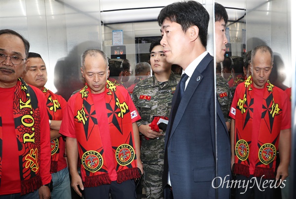 '채상병 특검법' 부결에 굳은 해병대예비역연대 윤석열 대통령의 재의 요구로 국회로 돌아온 '채상병 특검법'이 4일 오후 국회 본회의에서 재표결에 부쳐진 결과 부결되자, 이를 지켜본 해병대예비역연대 회원들이 굳은 표정으로 본회의장을 나서고 있다. 