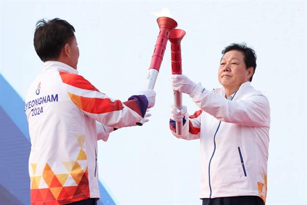  4일 경남도청 광장에서 열린 "제105회 전국체전과 제44회 전국장애인체전 성화 합화식".