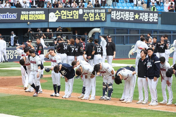  3일 서울 잠실야구장에서 열린 2024 신한 SOL뱅크 KBO 포스트시즌 와일드카드 결정 2차전 kt wiz와 두산 베어스의 경기에서 0-1로 패배한 두산 선수들이 아쉬워하고 있다. 2024.10.3