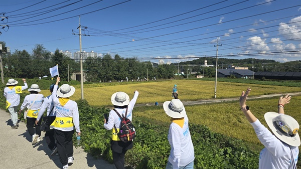 "평화로 가는 길" 평화로 가는 길 「깨어있는 시민들의 릴레이국토대장정-노무현 순례길」의 깨시민들이 고 노무현 대통령의 ‘10·4 남북공동성명’ 제17주년을 기념하기 위해 지난달 23일 세종시에서 출발한 ‘2024 평화로 가는 길’ 순례단이 10월 3일 임진각에 도착했다. 10월 3일 순례자들이 임진각을 향해 걷고 있다.