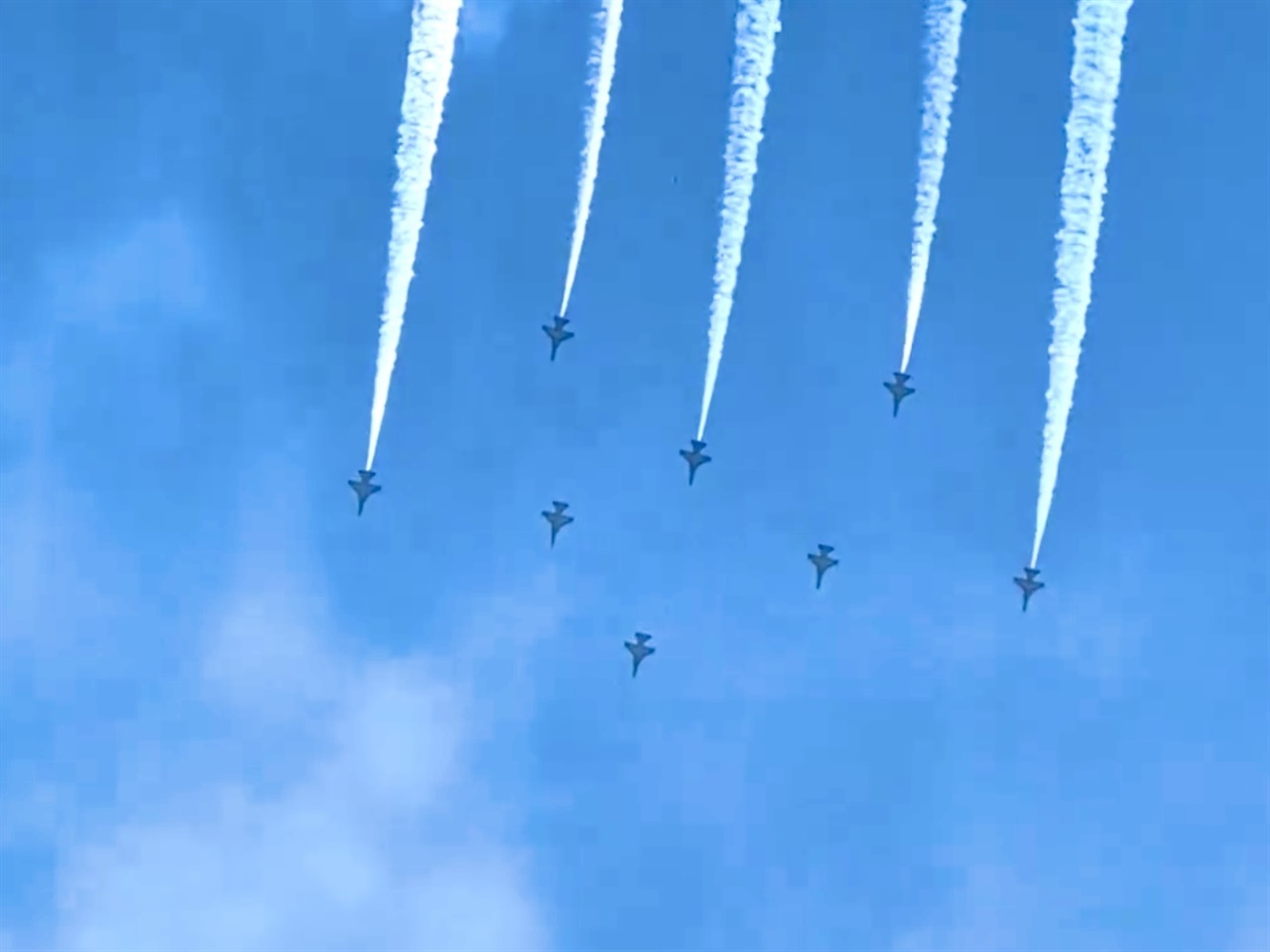  대한민국공군 특수비행팀 블랙이글스는 마지막 날 축제가 한창인 해미읍성 상공에서 약 30분간 에어쇼를 진행했다.