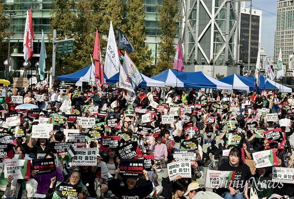  215개의 인권·노동·기후 등 시민단체가 모인 '팔레스타인과 연대하는 한국 시민사회 긴급행동'이 가자지구 집단학살 1년을 맞는 5일 오후 2시 서울 종로구 보신각 앞에 모여 이스라엘을 규탄하는 집회를 열었다.