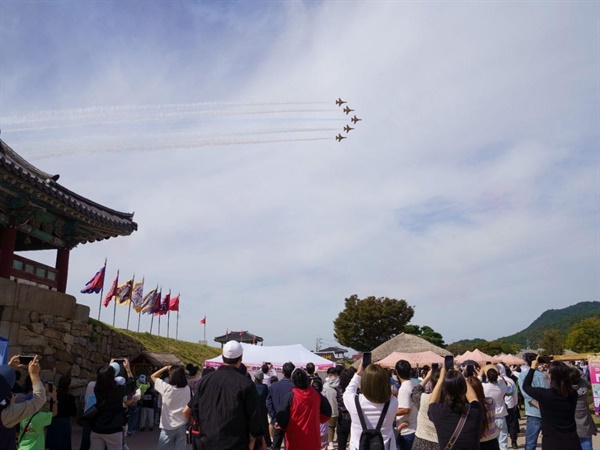  대한민국공군 특수비행팀 블랙이글스는 마지막 날 축제가 한창인 해미읍성 상공에서 약 30분간 에어쇼를 진행했다.