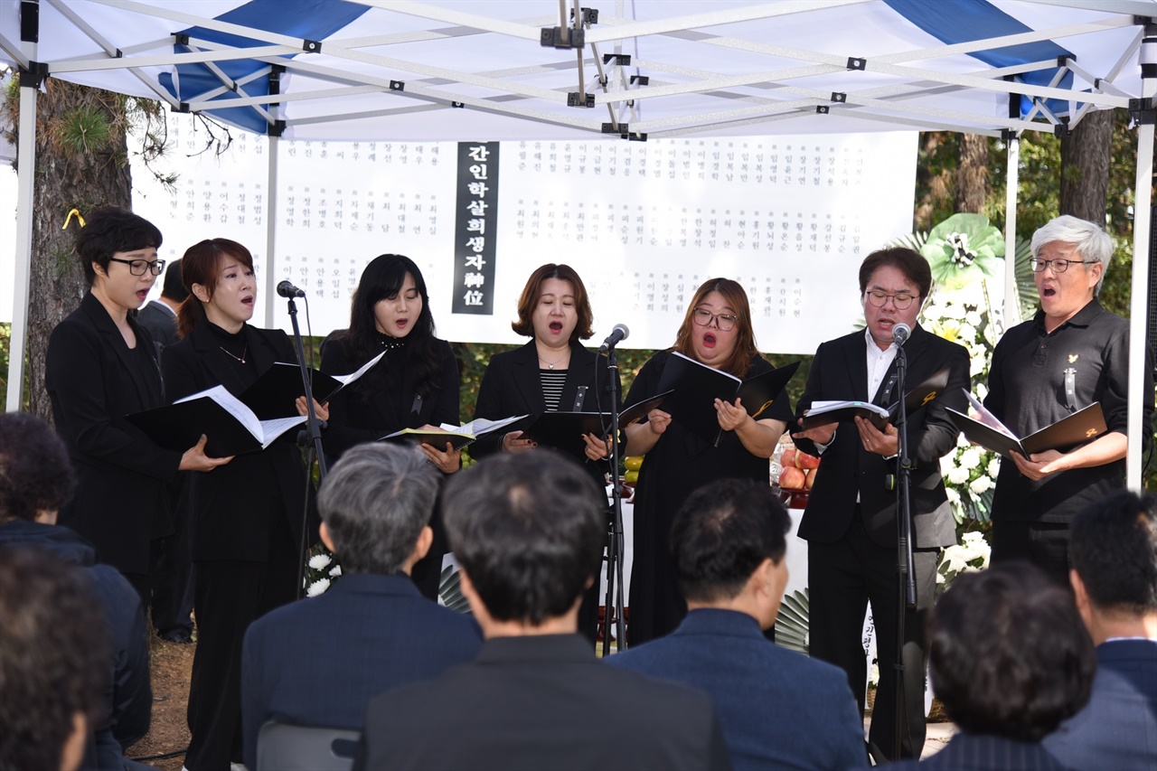  제74주기 32회 고양지역 한국전쟁 민간인 희생자 합동위령제에서 ‘공감 합창단’이 합창공연을 하고 있다.