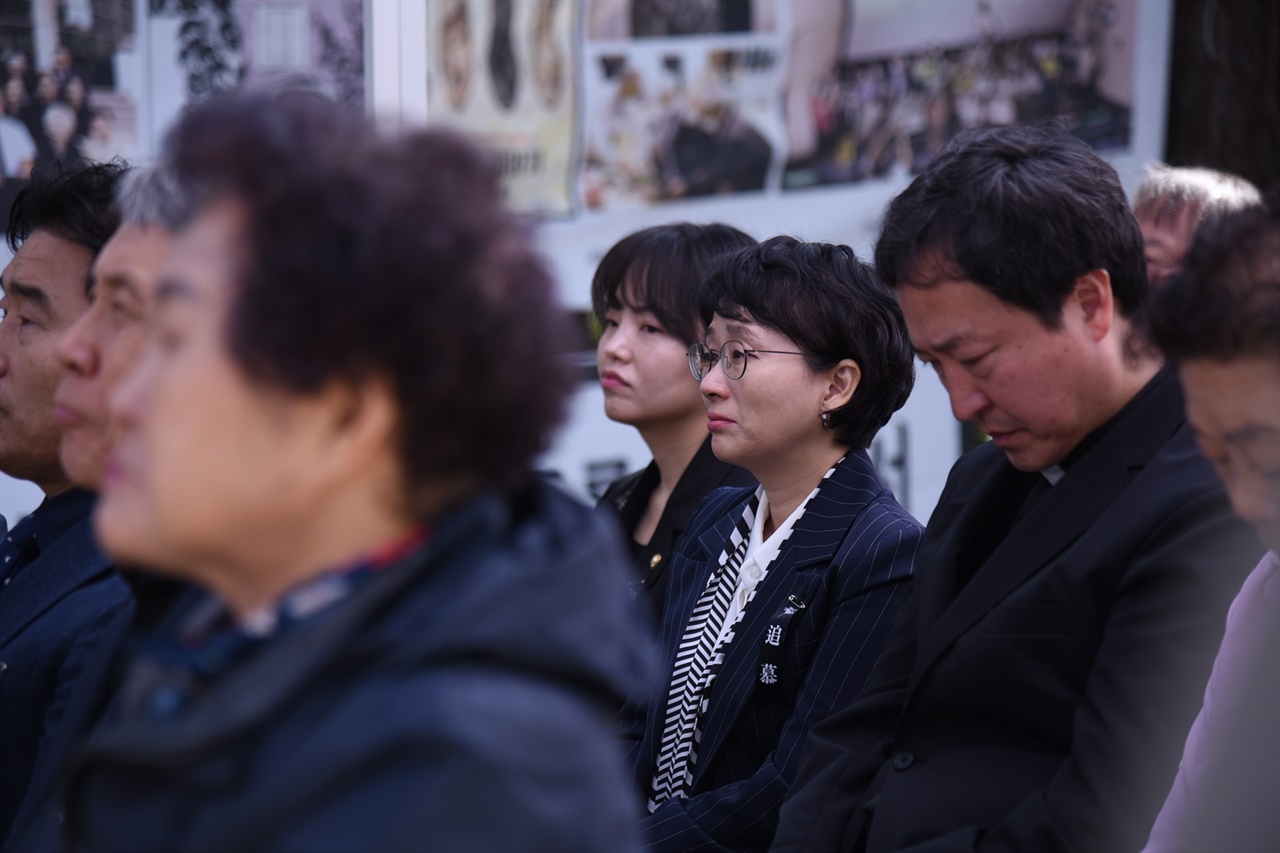  고양작가회의 회장 문창길 시인의 추모시를 들으며 눈물을 글썽이는 위령제 참석자들.