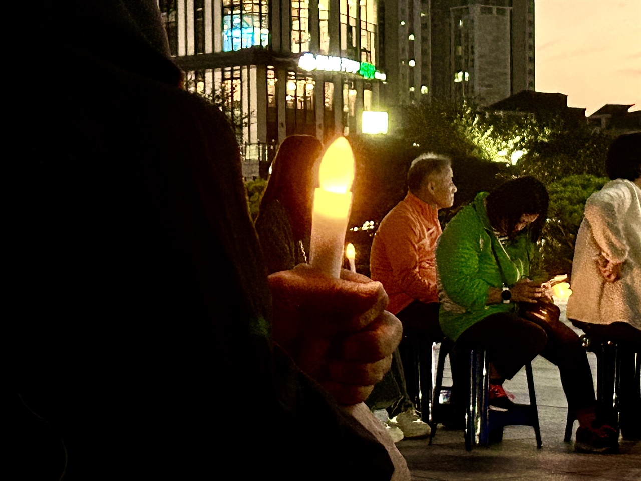  서산시가 추진 중인 ‘예천지구 공영주차장’ 사업 찬반 갈등이 이어지는 가운데, 시민들이 촛불문화제를 열고 사업 중단을 촉구했다.