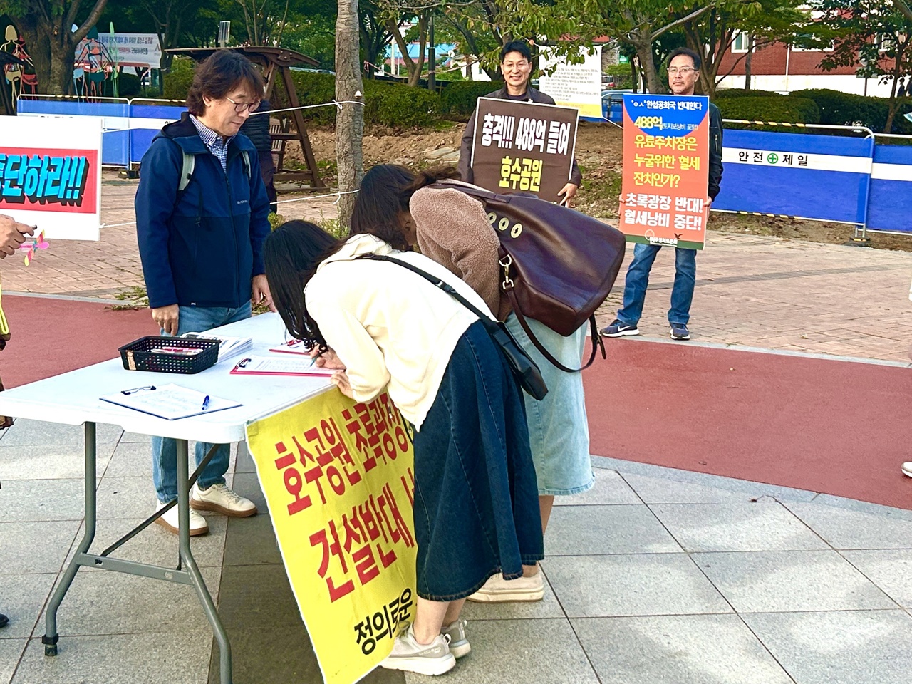  서산시가 추진 중인 ‘예천지구 공영주차장’ 사업 찬반 갈등이 이어지는 가운데, 시민들이 촛불문화제를 열고 사업 중단을 촉구했다.