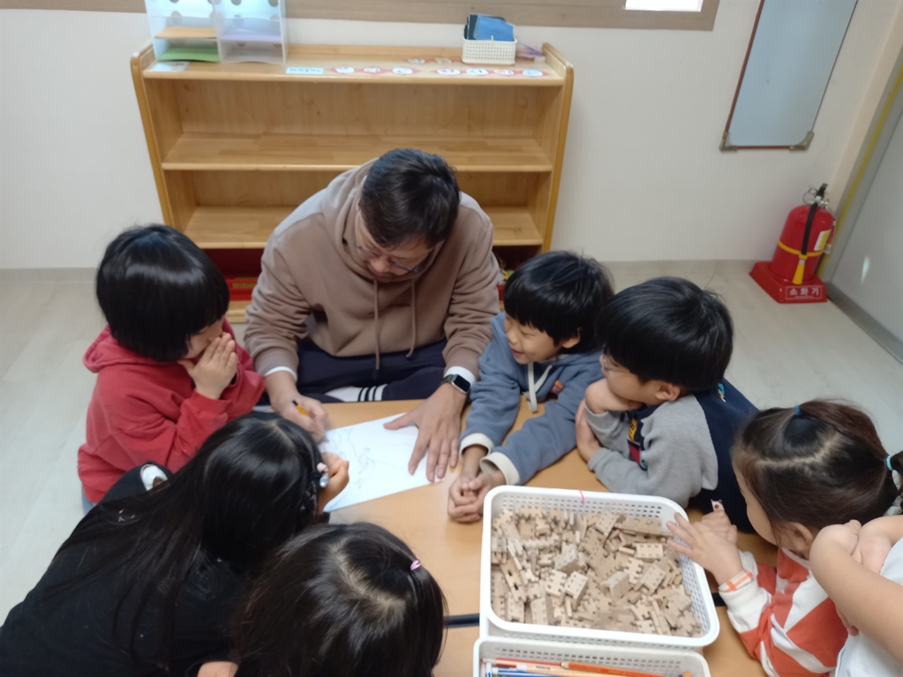 엄마아빠의 아마활동(일일교사활동) 1년에 1-2회정도 엄마아빠가 아마활동이라는 일일교사역할로 아이들과 함께 하루를 보냅니다. 다른 아이들과 친해질 수 있는 기회도 되고, 내 아이가 어떻게 생활하는지 알 수 있게 됩니다. 사진은 아이들에게 그림을 그려주며 같이 놀고 있는 제 옆지기 보노의 모습입니다.