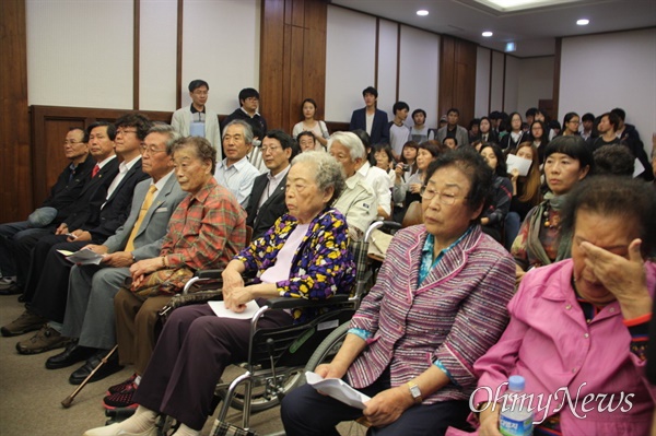  미쓰비시중공업을 상대로 한 손해배상청구 재판. 광주지방법원 재판부는 이 사건의 역사적 중요성을 감안해 당사자 진술에 앞서 법정 사진 촬영을 허가했다. 앞줄 왼쪽 5번째가 김성주 할머니이고, 7번째가 양금덕 할머니다. 역사적인 재판을 지켜보기 위해 법정을 메운 시민모임 회원들과 학생들. 2013. 10. 4.