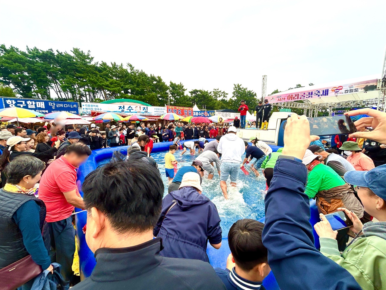  서산의 대표 축제인 해미읍성축제에 이어 수산물축제 ‘서산 어리굴젓 축제’가 개막했다. 맨손으로 대하·전어 잡기에 나선 관광객들. 