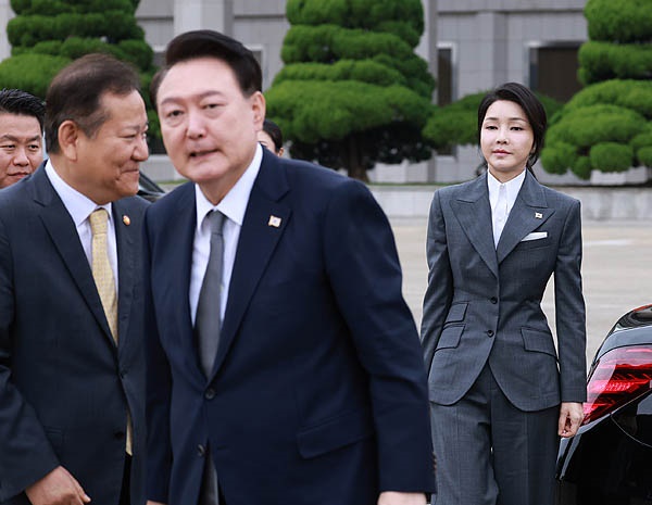  김건희 여사가 6일 성남 서울공항에서 윤석열 대통령의 필리핀, 싱가포르 국빈 방문 및 라오스 아세안 정상회의 참석에 동행하기 위해 대통령 전용기인 공군 1호기로 향하고 있다.