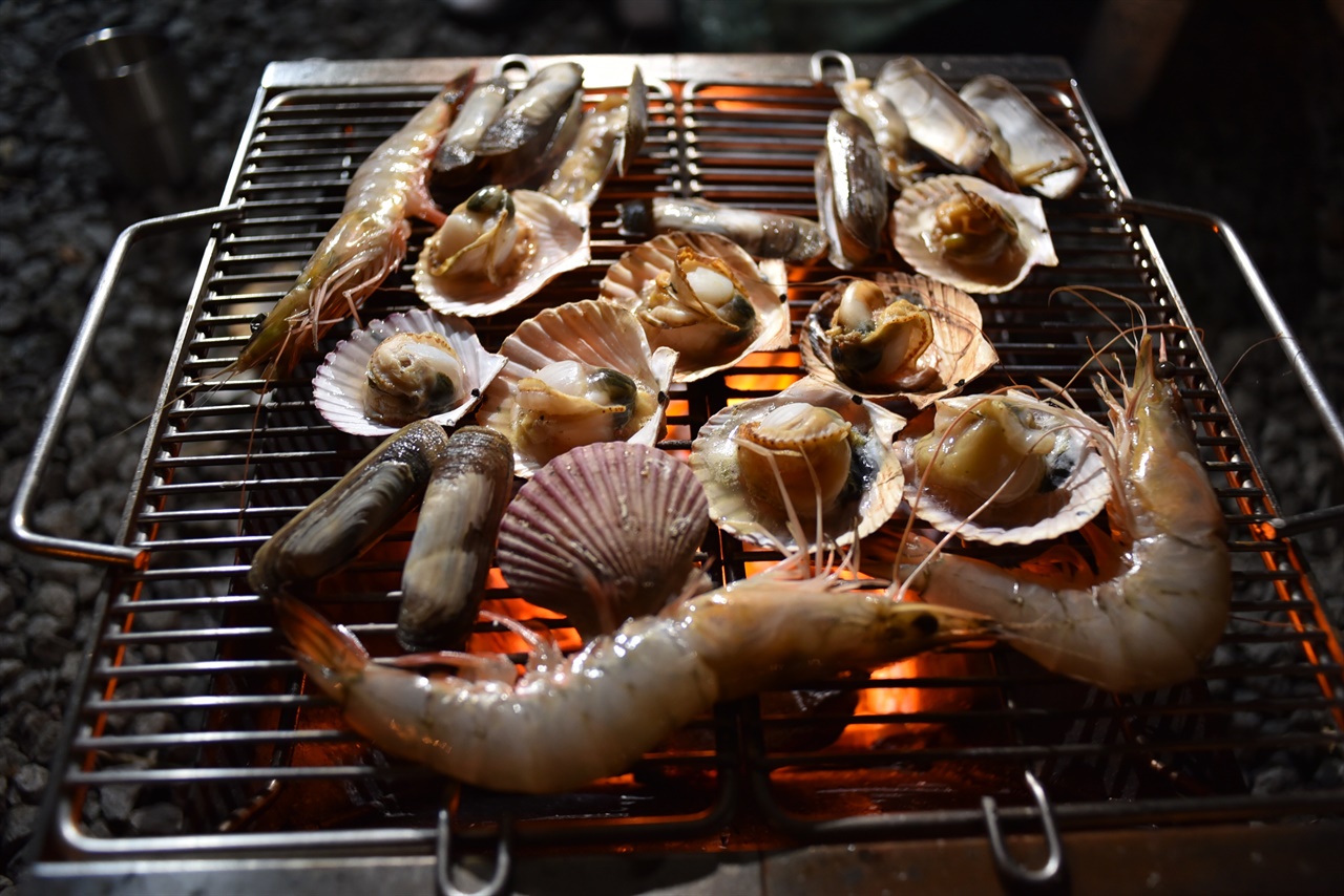  화로에 굽는 조개와 새우