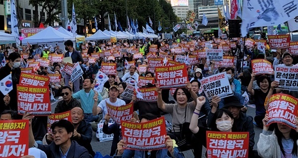 109차 촛불대행진 집회 5일 오후 서울시청-숭례문 대로에서 열린 109차 촛불대행진 집회 모습이다.