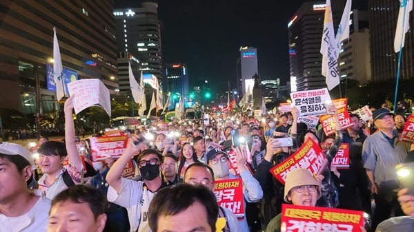 109차 촛불대행진 5일 오후 109차 촛불집회 참가자들이 거리행진을 하고 있다.