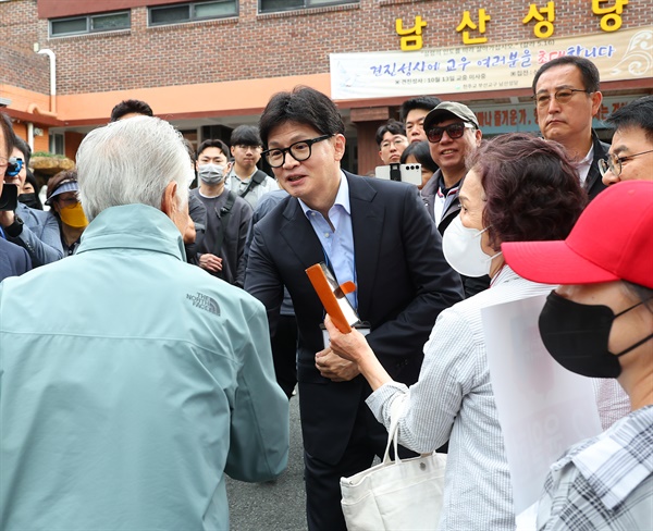  국민의힘 한동훈 대표가 6일 오전 부산 금정구 남산성당 앞에서 신도들과 인사하며 윤일현 금정구청장 보궐선거 후보 지지를 호소하고 있다.